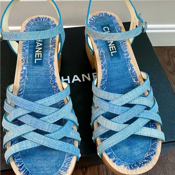 Chanel 18C Wood Platform Blue Fantasy Leather Pearl Studs Sandals EU40 9US New - Picture 9 of 12
